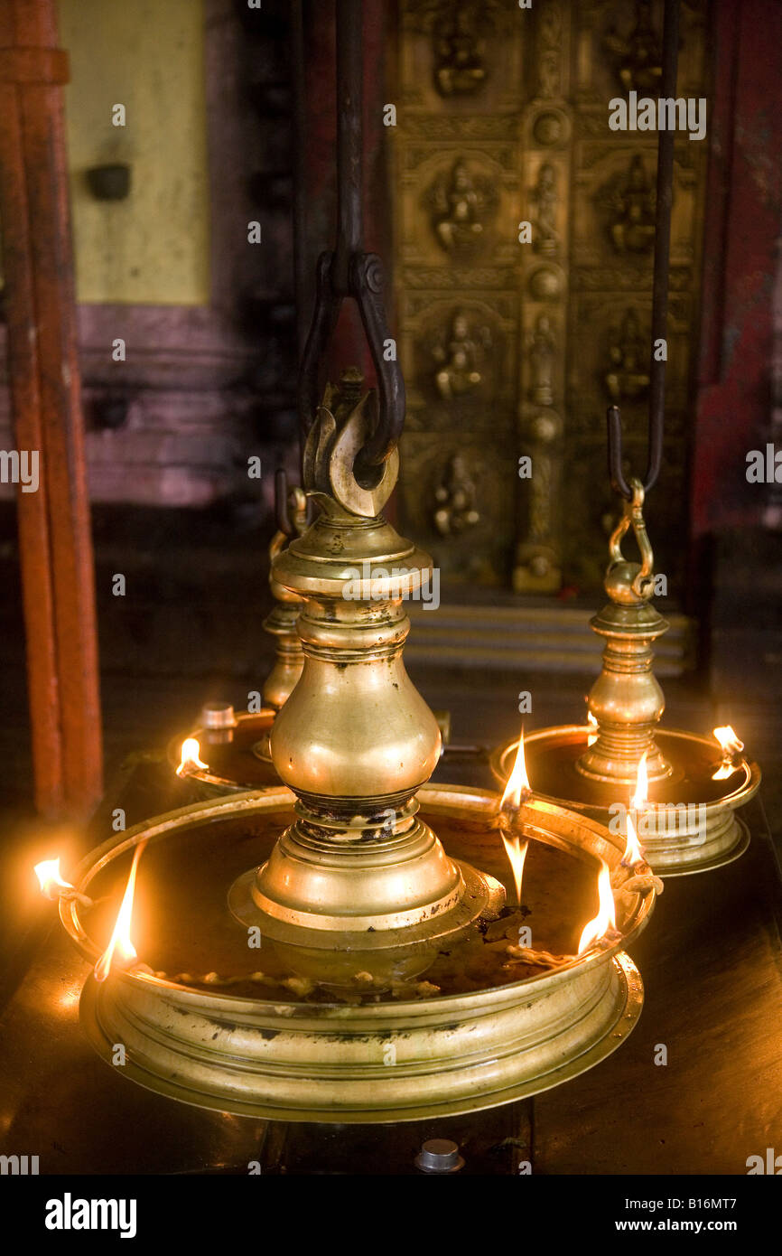 Laternen hängen im Bhagavathi Tempel in Kodungallur, Kerala. Die Lampen Leuchten und Öl steigen bleiben. Stockfoto