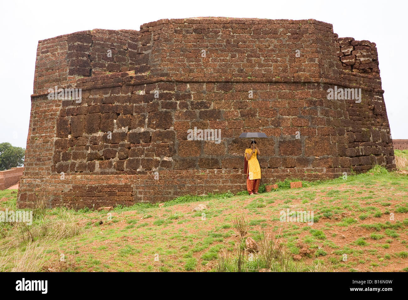Ein Turm in Bekal Fort in der Nähe von Kasaragod in Kerala, Indien. Die Festung reicht bis ins 17. Jahrhundert zurück. Stockfoto