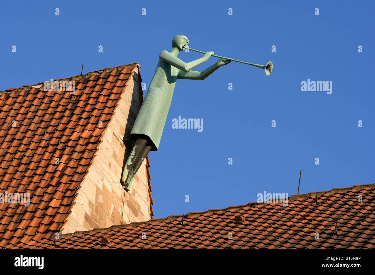 Die moderne Skulptur "The Caller" am Giebel Chor der St. Magnus-Kirche in Braunschweig Stockfoto