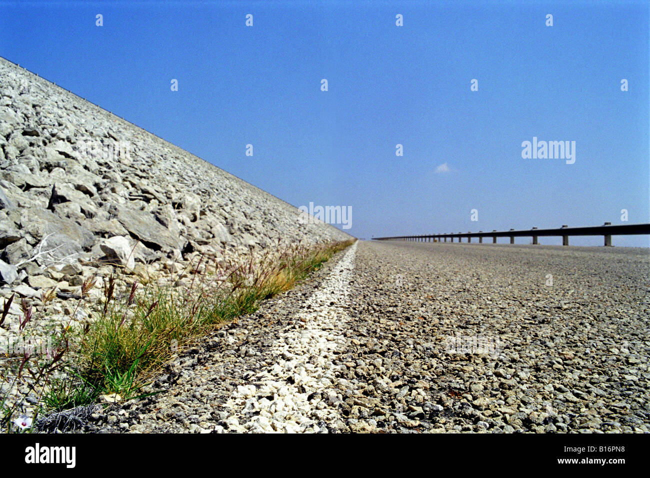 Die Straße am Fuße des The Lake Amistad Damm Grenzübertritt zwischen Del Rio, Texas USA und Acuna Coahuila, Mexiko Stockfoto