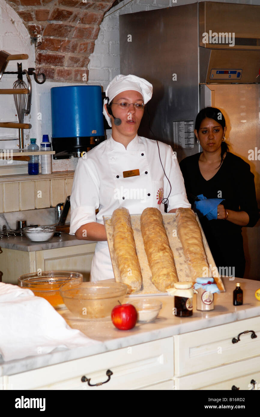 Wien Apfelstrudel-Backvorführung in der Bäckerei des Schlosses Schönbrunn durch einen hübschen jungen Bäckerkoch in Weiß Stockfoto