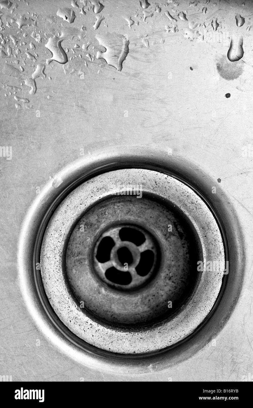 Rundküche Waschbecken Abfluss mit Wasser Stockfoto