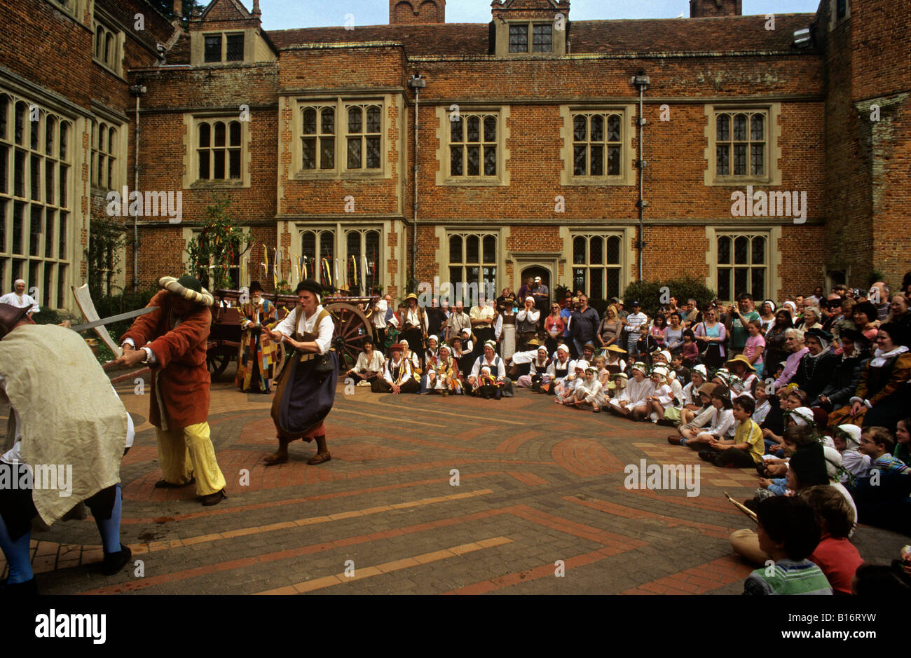 May Day Spielen vor der Kentwell Halle mit Schauspielern und freiwilligen gekleidet im Tudor-Stil Long Melford Suffolk England Stockfoto