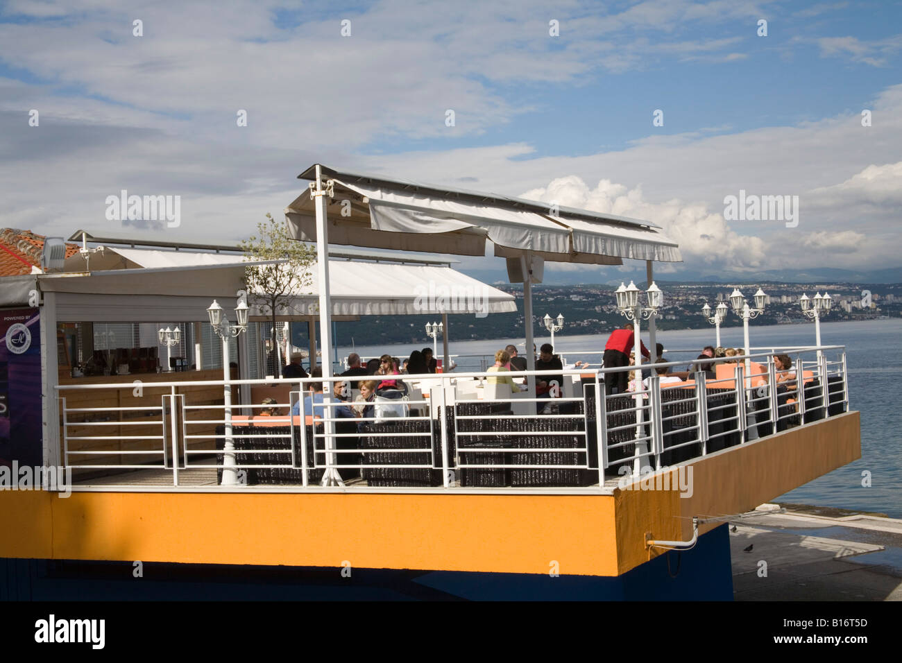 Opatija Kroatien Europa kann Menschen essen gehen in ein Restaurant am Meer mit herrlichem Blick Stockfoto