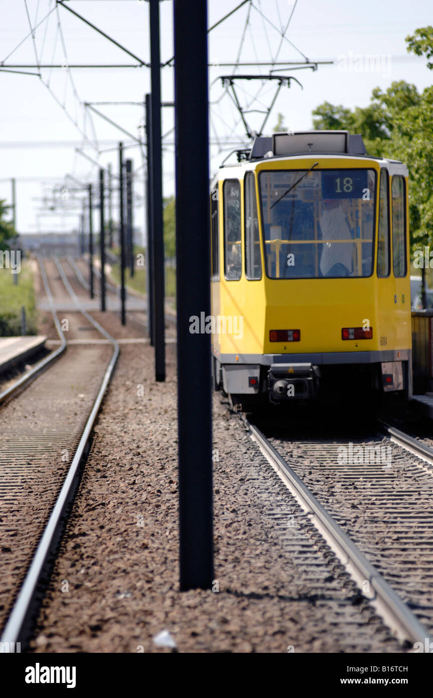 Straßenbahn und Schienen in Berlin-Marzahn Stockfoto