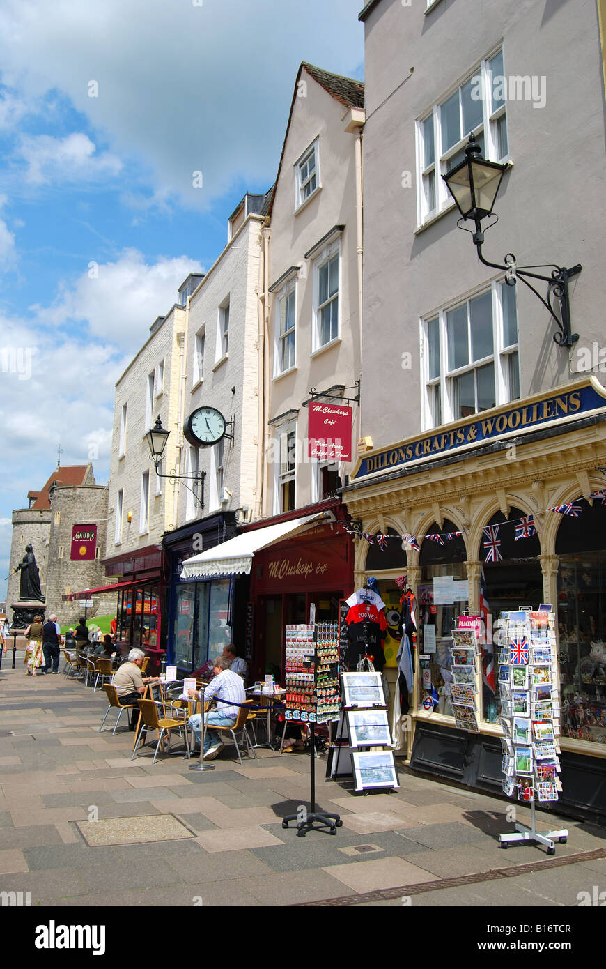 Tee-Haus und Souvenir-Shops auf High Street, Windsor, Berkshire, England, Vereinigtes Königreich Stockfoto