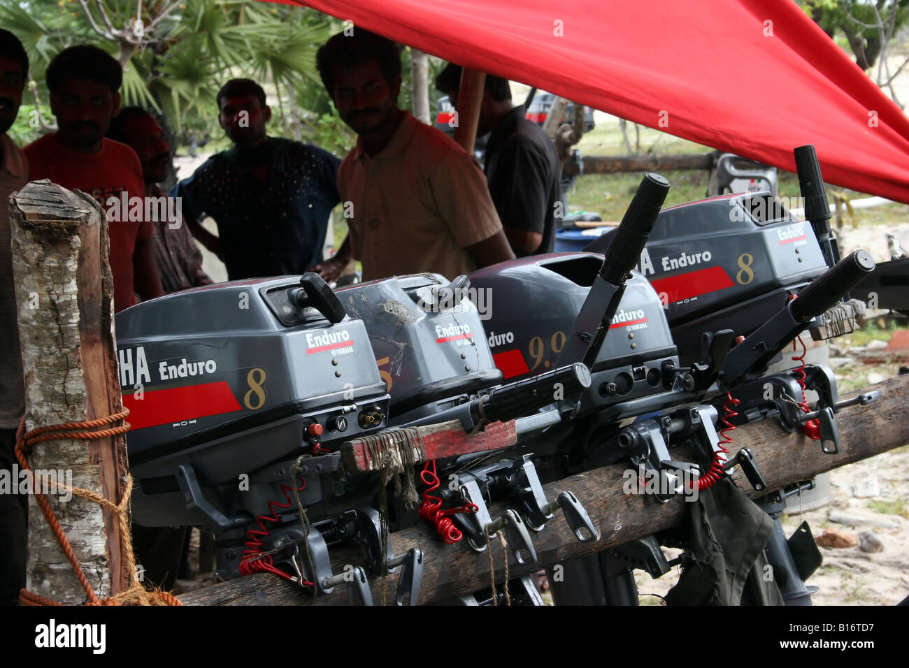 Tamilische Männer Reparatur Aussenbordmotoren zerstört durch den Tsunami 2004 in LTTE kontrollierten Gebiete auf der Jaffna Halbinsel Sri Lanka Stockfoto