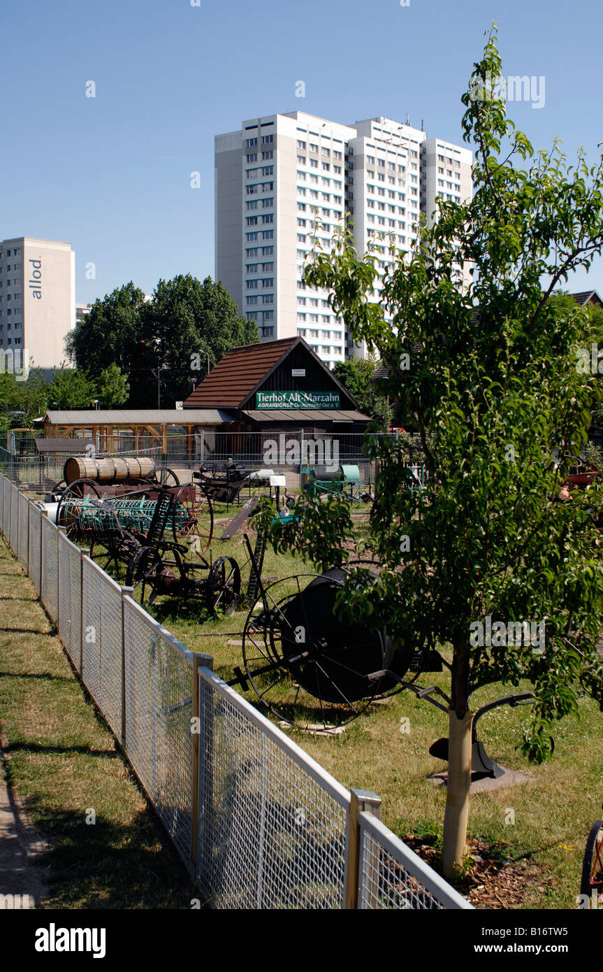 Ausstellung von alten landwirtschaftlichen Geräten vor Mehrfamilienhaus in Berlin-Marzahn Stockfoto