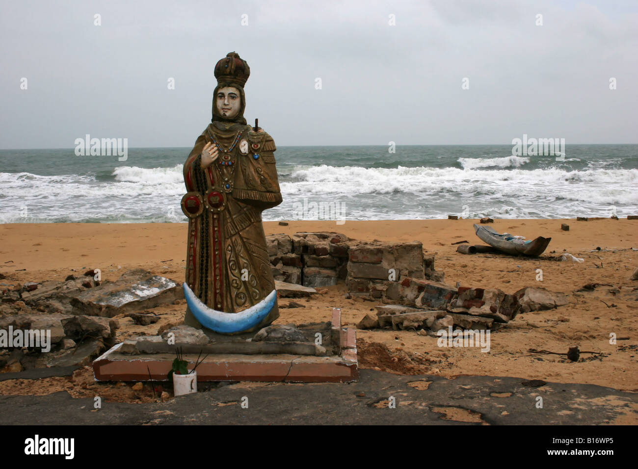 Eine religiöse Statue eines Heiligen aus einer zerstörten Kirche befindet sich am Strand, nach der Tsunami Jaffna Halbinsel Sri Lanka struck Stockfoto