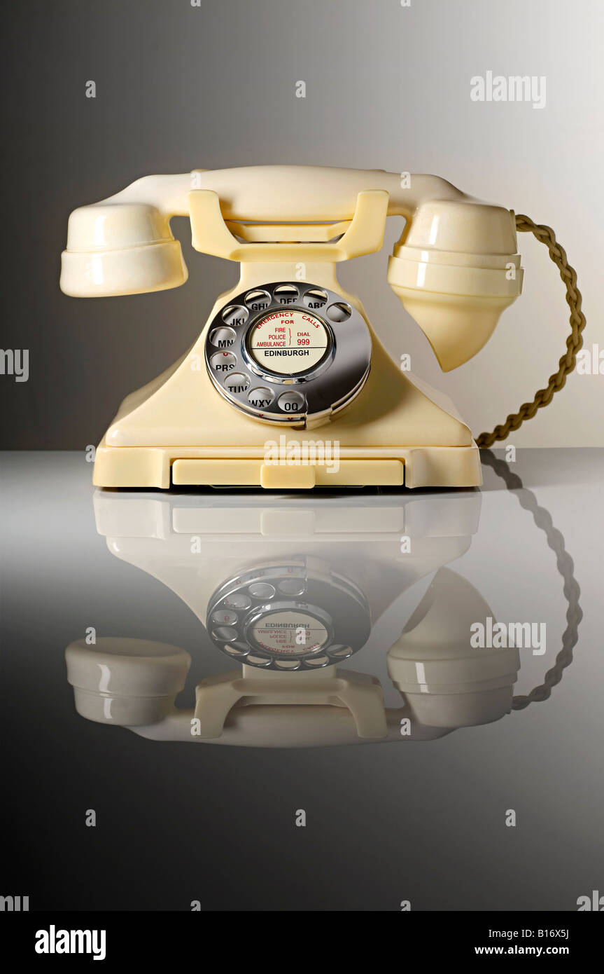 Elfenbein klassische Telefon mit Wählscheibe Stockfoto