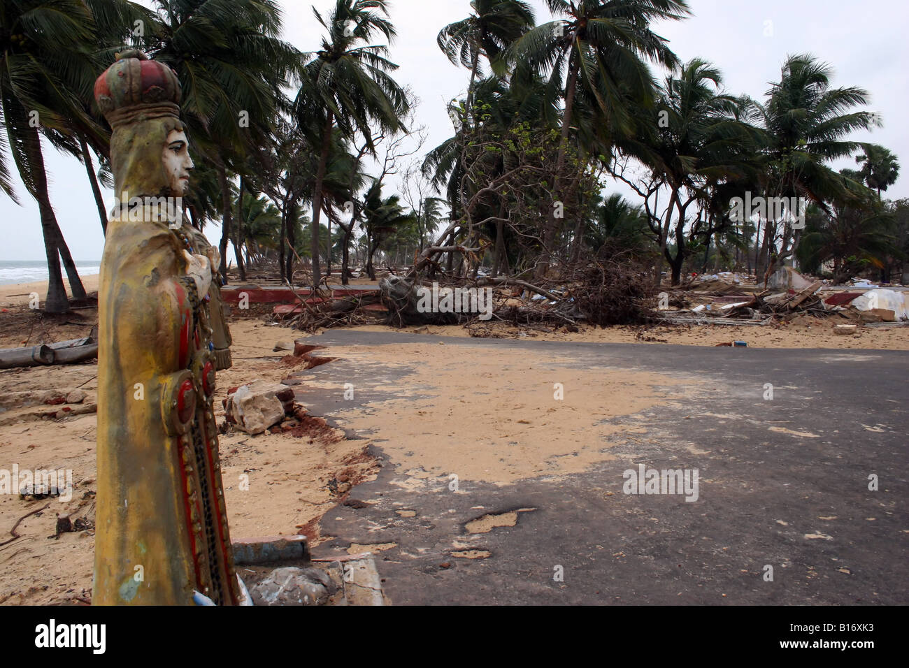 Eine religiöse Statue eines Heiligen aus einer zerstörten Kirche befindet sich am Strand, nach der Tsunami Jaffna Halbinsel Sri Lanka struck Stockfoto