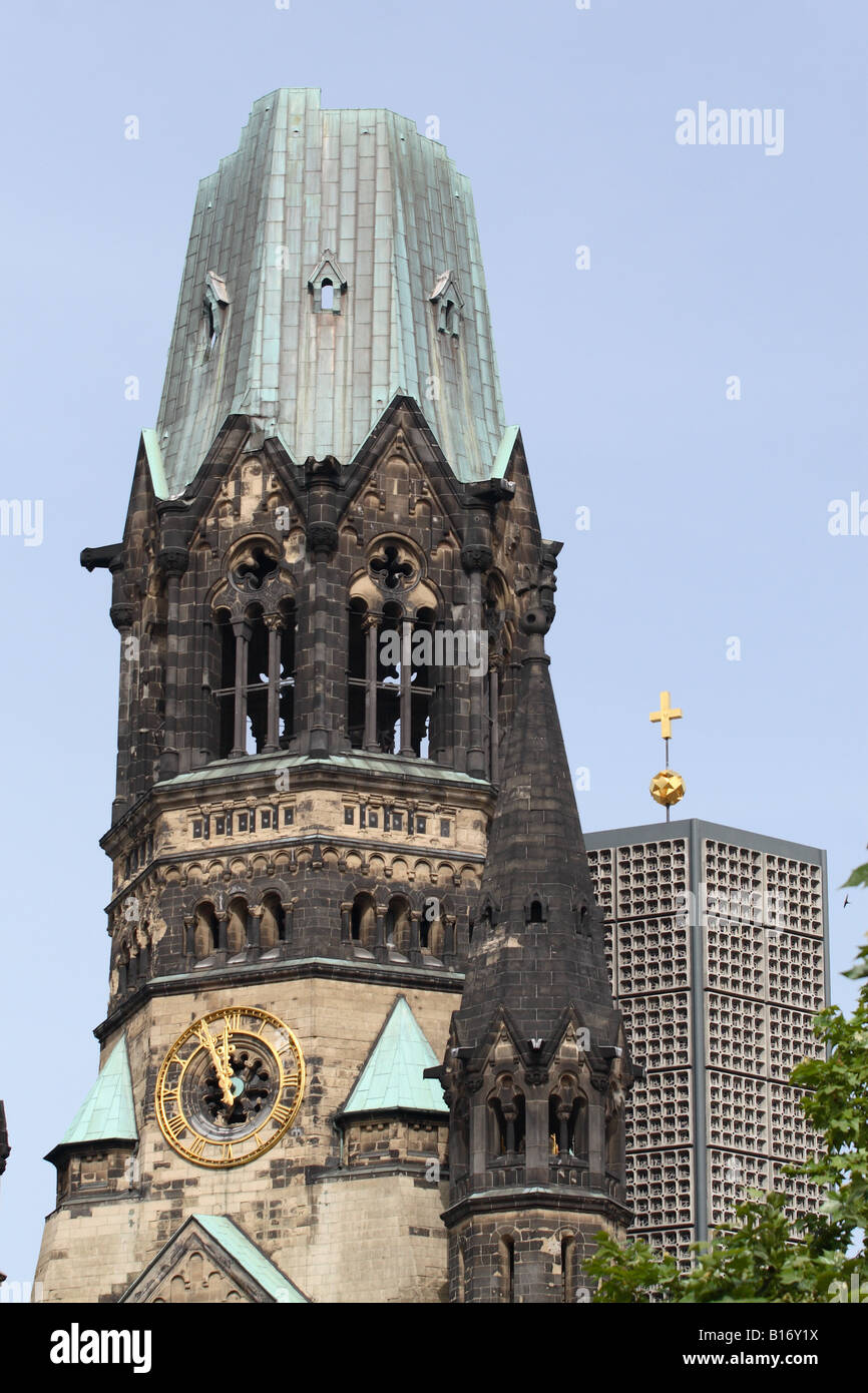 Berlin Deutschland der gebrochenen Turm der Kaiser-Wilhelm Denkmal Kirche Bombe beschädigt im 2. Weltkrieg in Kurfürstendamm Stockfoto