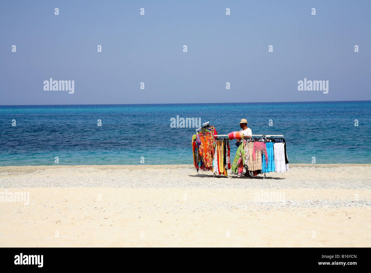 ein Strand-Verkäufer stoppt, um seine waren an einem heißen sonnigen Tag in Italien zu verkaufen Stockfoto