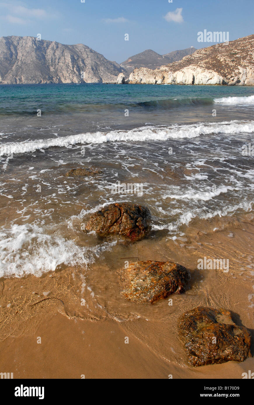 Wunderschöne Aquarelle und Sandstrand Psili Ammos im Südwesten der Insel Patmos in Griechenland. Stockfoto