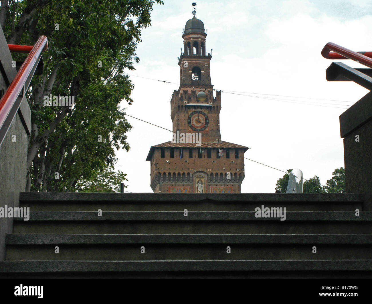 Das Schloss Sforzesco (Castello Sforzesco) geht hervor, wie Touristen die Stufen von der U-Bahn zu Fuß Stockfoto