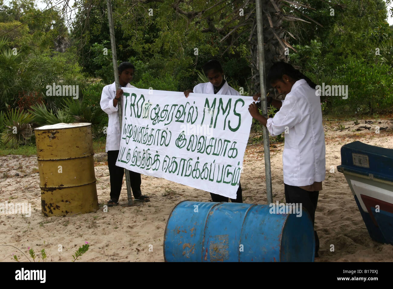 Drei Mädchen der LTTE Tamil hängen bis ein Banner in der LTTE kontrollierten Gebieten nach der Tsunami die Jaffna Halbinsel stark angeschlagen. Stockfoto