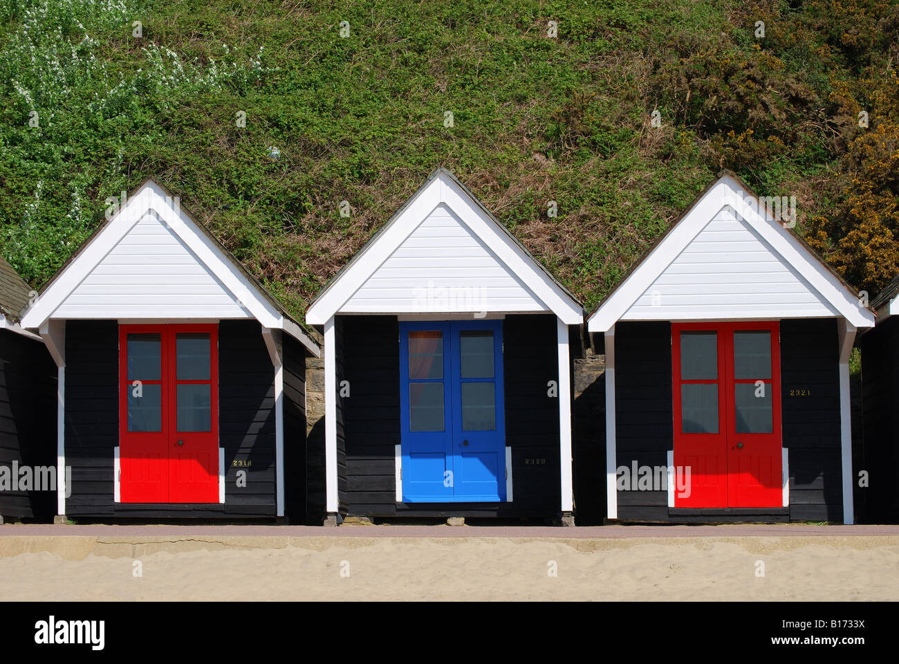 Drei Strand Hütten mit rot, blau, rote Türen Stockfoto