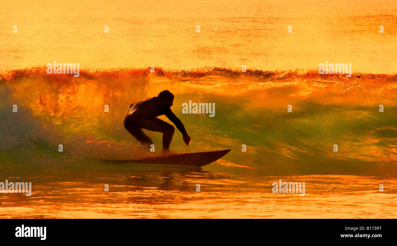 Surfen bei Sonnenuntergang am Sennen in Cornwall. Stockfoto