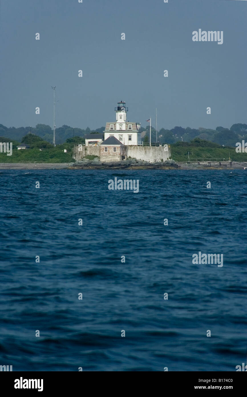 Foto von Rose-Insel-Leuchtturm mit der Stadt Newport im Hintergrund. Stockfoto