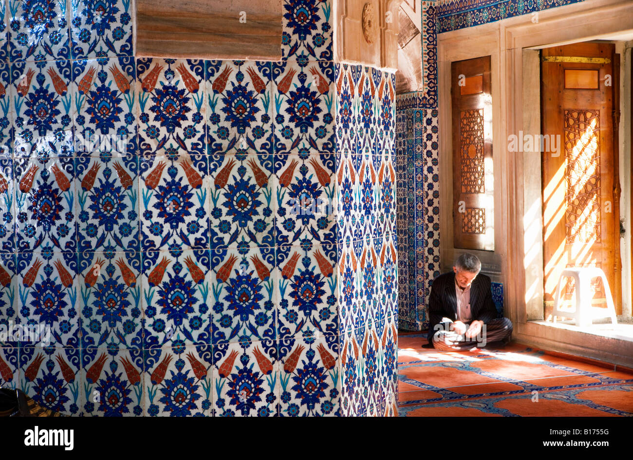Mann in der Rustem Pasa Moschee in Istanbul Stockfoto