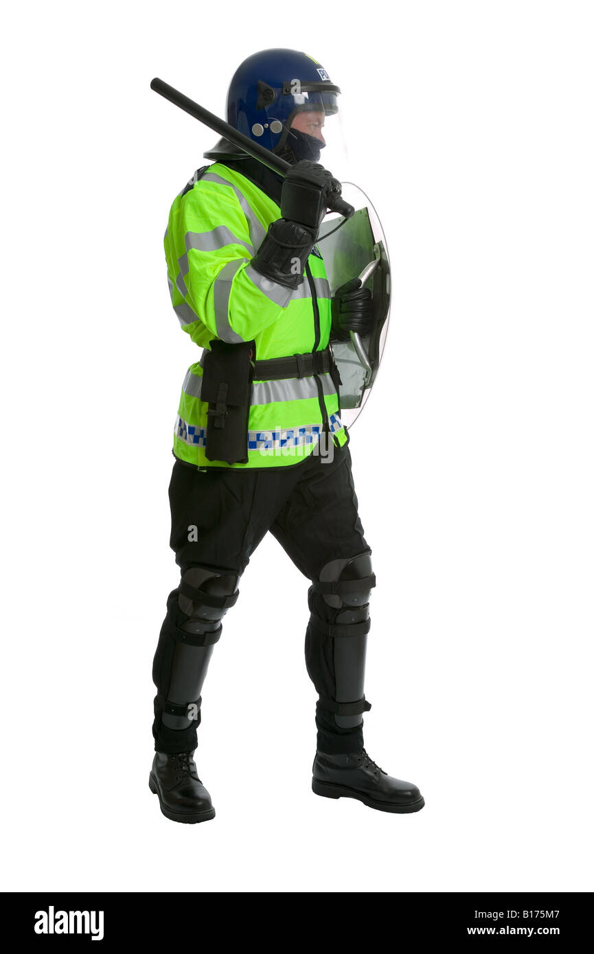 Seitenansicht eines Polizisten in voller Kampfausrüstung, einen Schild mit den Taktstock hob Schuss vor einem weißen Hintergrund Stockfoto