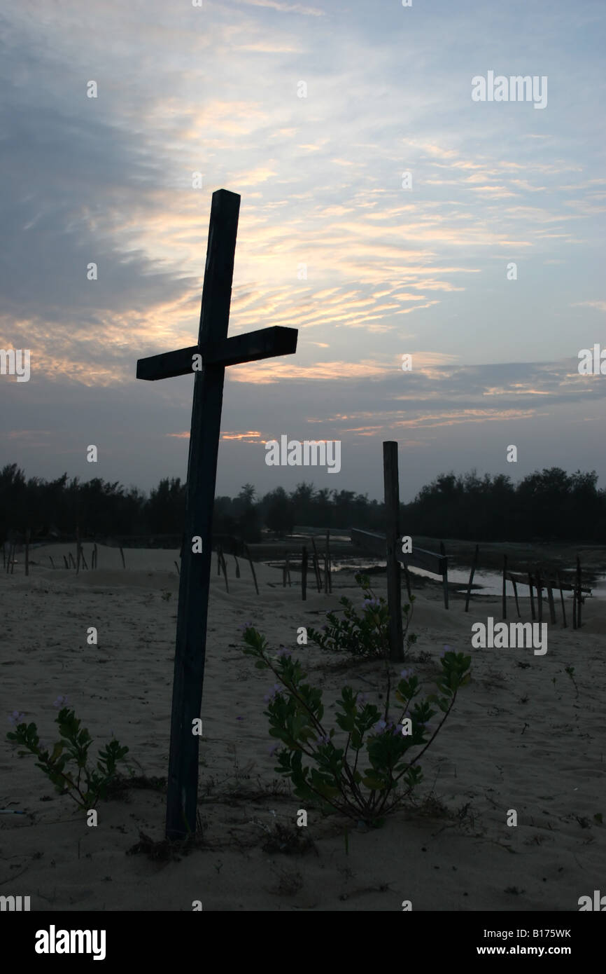 Ein Kreuz markiert ein frisches Grab ein 2004 Tsunami-Opfer in den Sanddünen auf Halbinsel Jaffna, Sri Lanka. Stockfoto