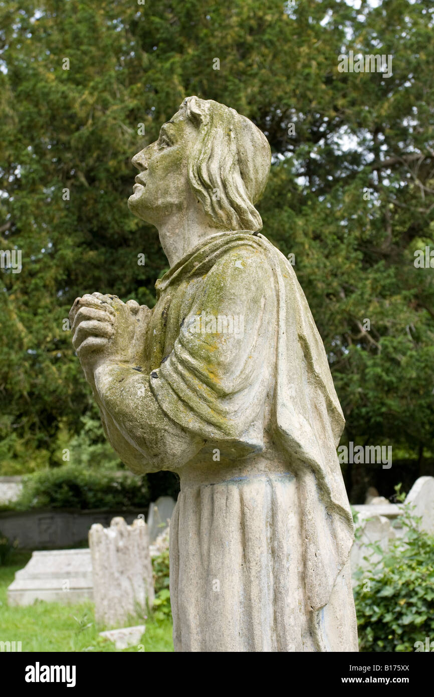 Leben Größe Steinfigur in englischen Kirchhof Stockfoto