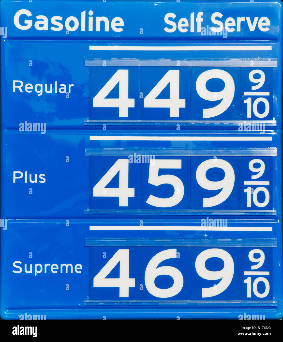 Nahaufnahme Detail der Gas Preis Zeichen zeigen hohe Rekordpreise von 4 49 pro Gallone oder regelmäßige unverbleit Stockfoto
