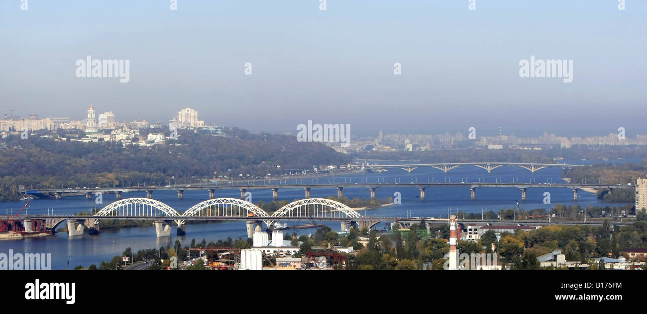 Brücken über den Fluss Dnipro Kyiv Ukraine Stockfoto