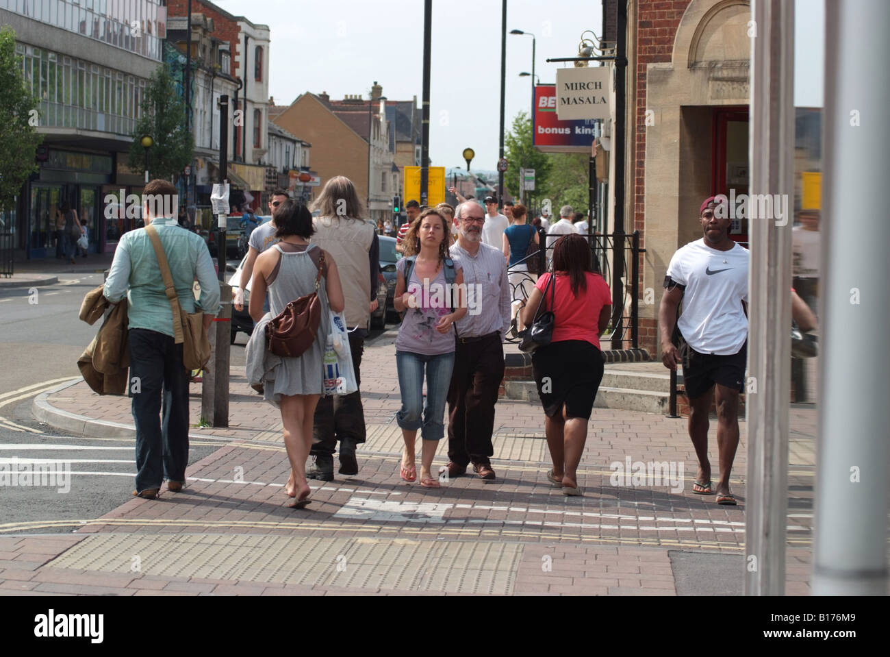 Shopping-Fans und Touristen schlendern Sie entlang der Cowley Straße, Oxford, England, UK. Stockfoto