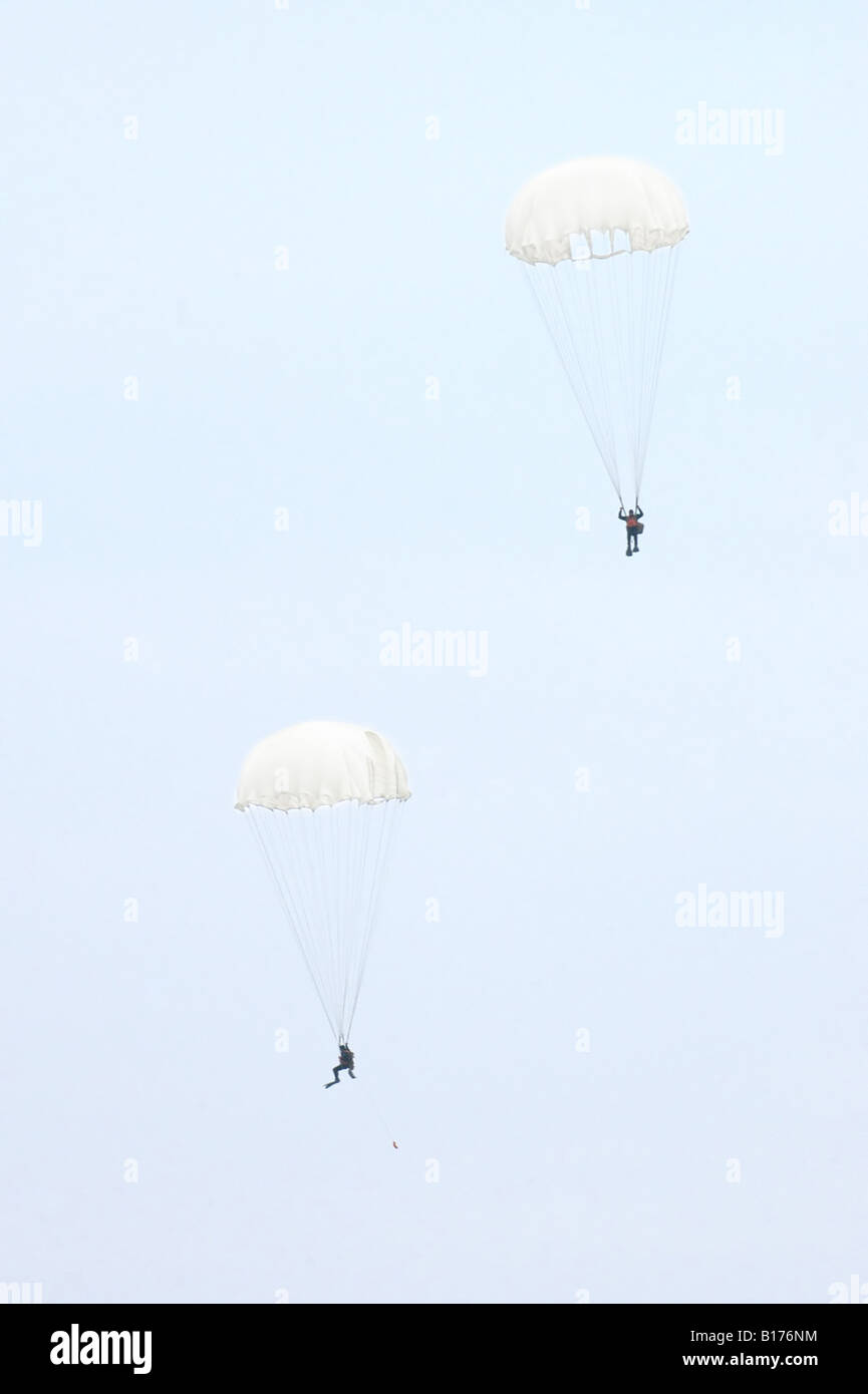 Zwei Fallschirmjäger absteigend nach unten vor blauem Himmelshintergrund Stockfoto