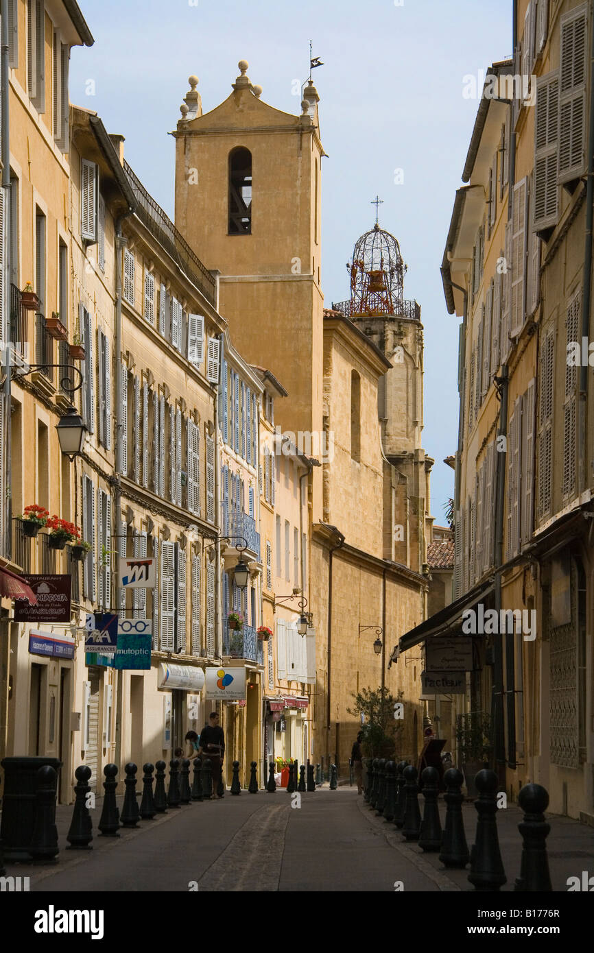 Eine der Straßen der alten Stadt von Aix En Provence, Frankreich, zeigt traditionelle Architektur und die Kirche von Augustins. Stockfoto
