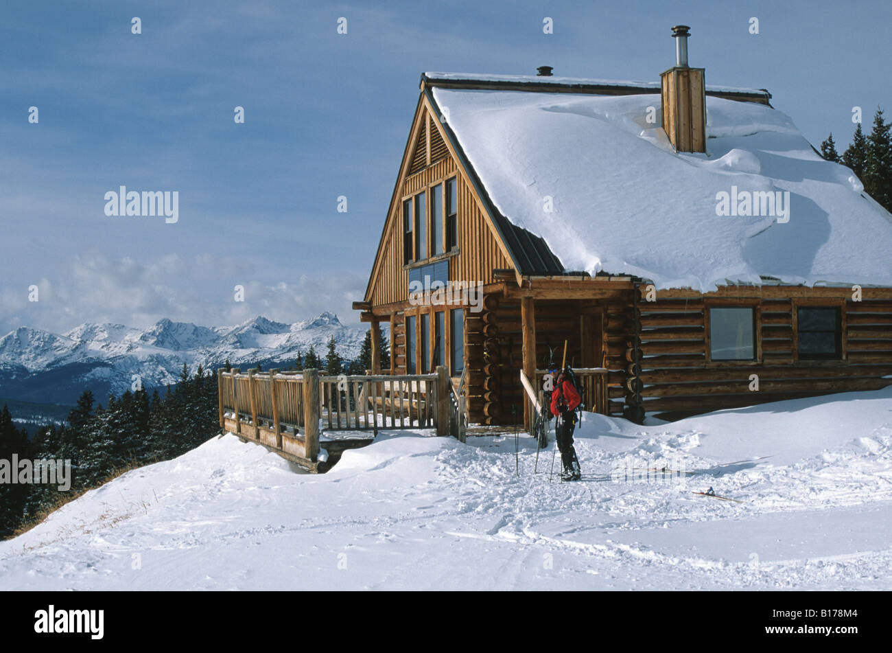 Skifahrer betritt Schakal Hütte Teil des zehnten Berghütte Division Systems Colorado USA Stockfoto