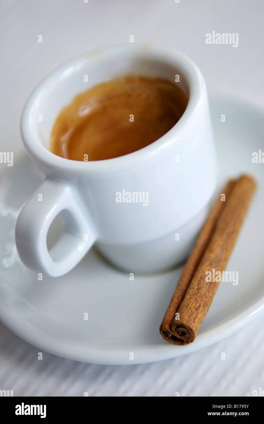 Tasse Espresso und eine Zimtstange. Stockfoto