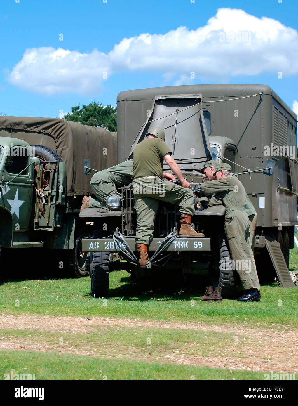 amerikanische Soldaten arbeiten auf einem LKW am d-Day Reenactment Lepe Beach, hampshire Stockfoto
