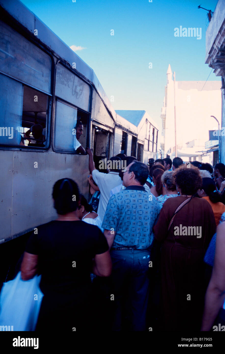 Kubaner einen Bus in Havanna Kuba Stockfoto
