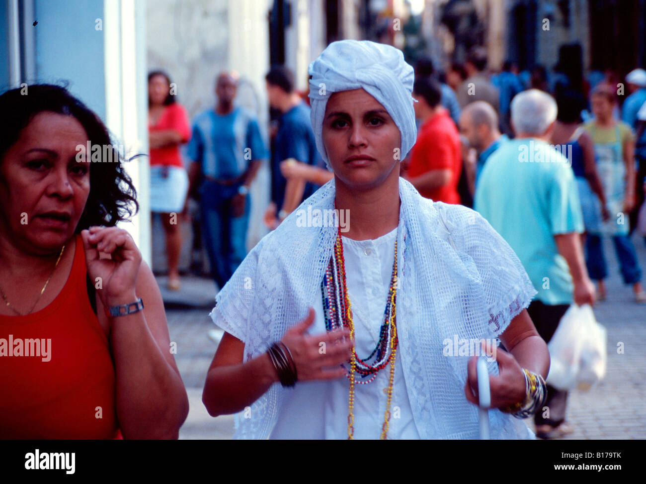 Frau als Santera oder religiöse afrikanische Priesterin Havanna Kuba ins Leben gerufen Stockfoto