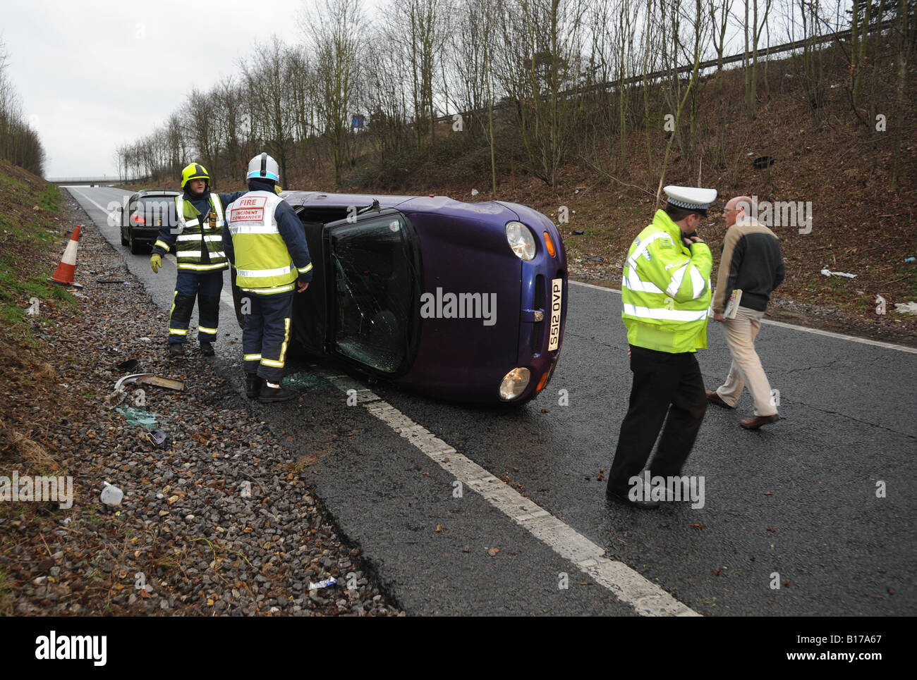 Verkehrsunfall, wo junge Fahrerin ins Schleudern und rollte ihr Auto auf der Autobahn M25 in Hertfordshire UK Stockfoto