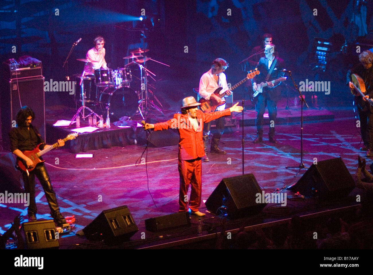 Rachid Taha und seiner Band und Gast Mick Jones, erklingt in The Barbican, London, April 2007 Stockfoto