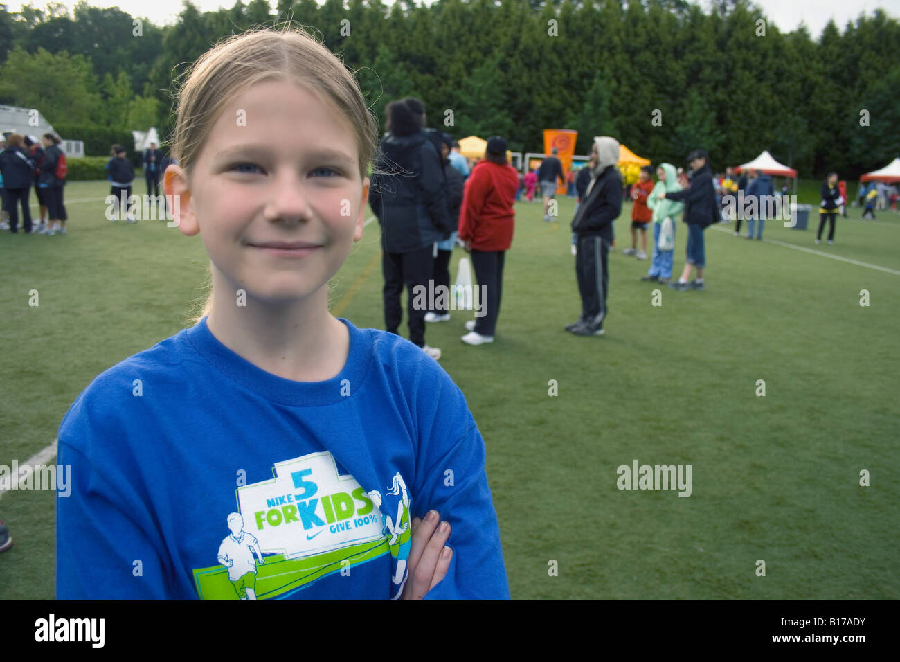 Teilnehmer "Nike 5K für Kinder" Rennen Jugend Medaillen Stockfoto