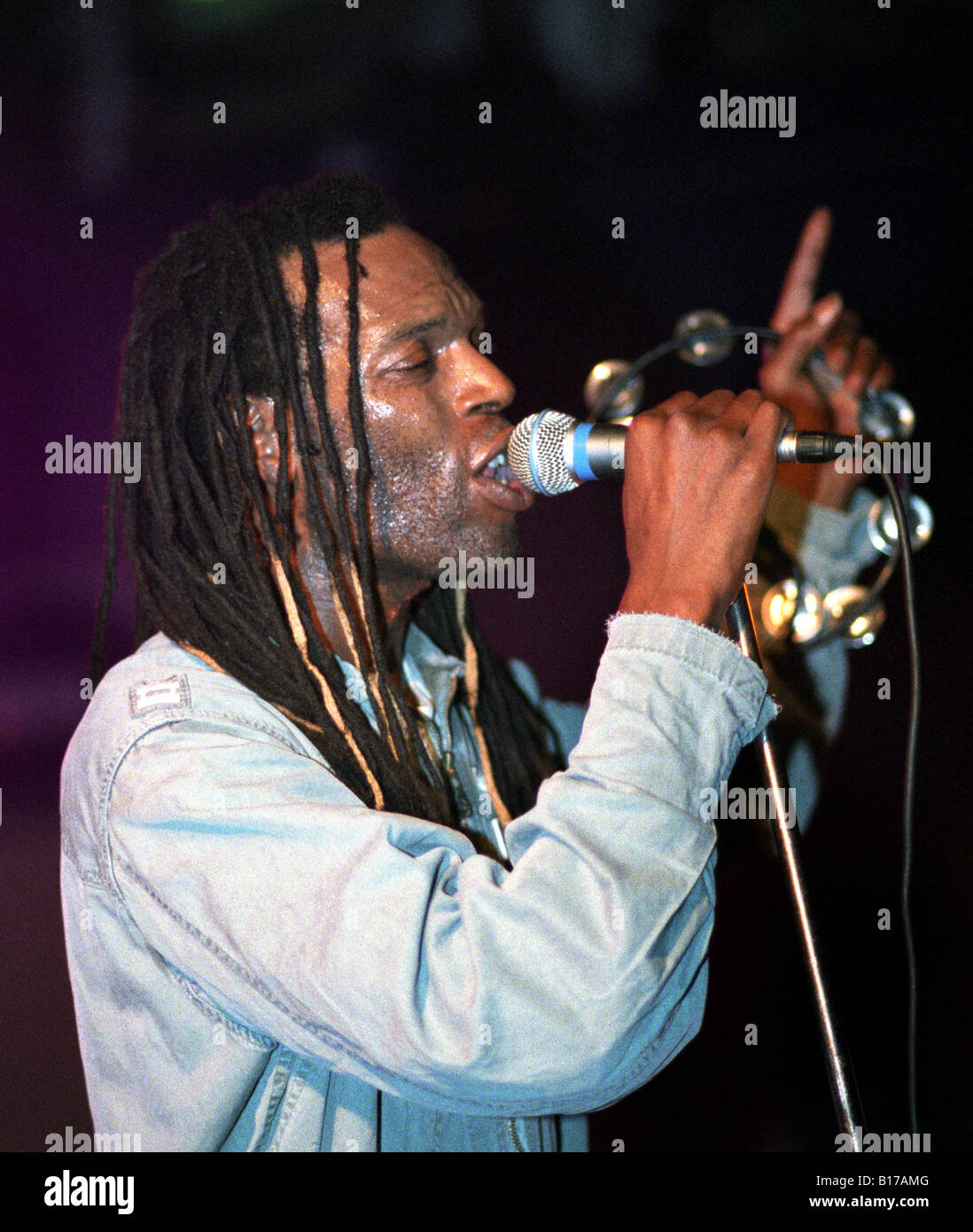 Ranking Roger mit dem Beat am Buttermarket, Shrewsbury, Oktober 2004 Stockfoto