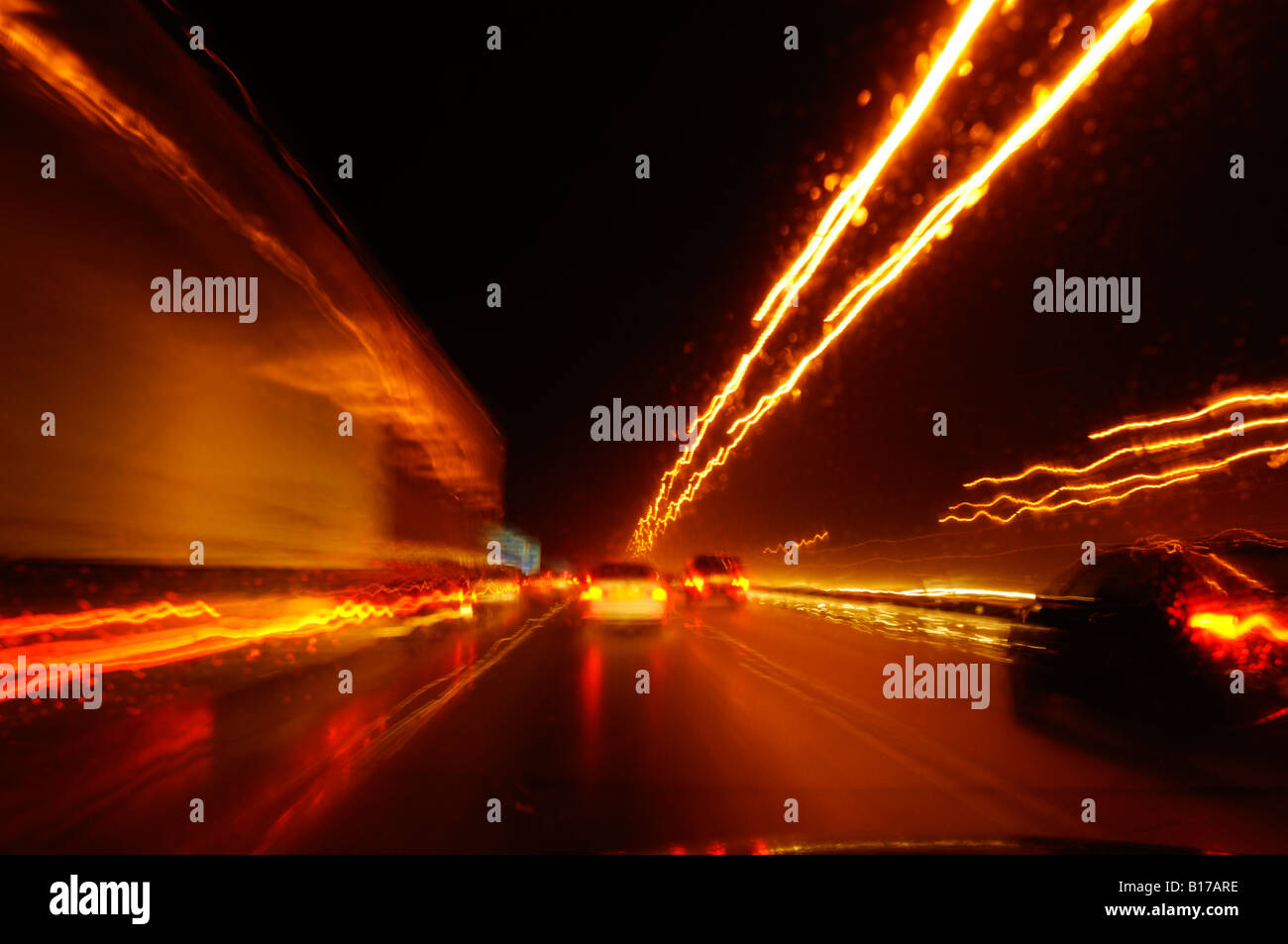 Blick aus einem fahrenden Auto auf der Autobahn in der Nacht im Regen. Stockfoto
