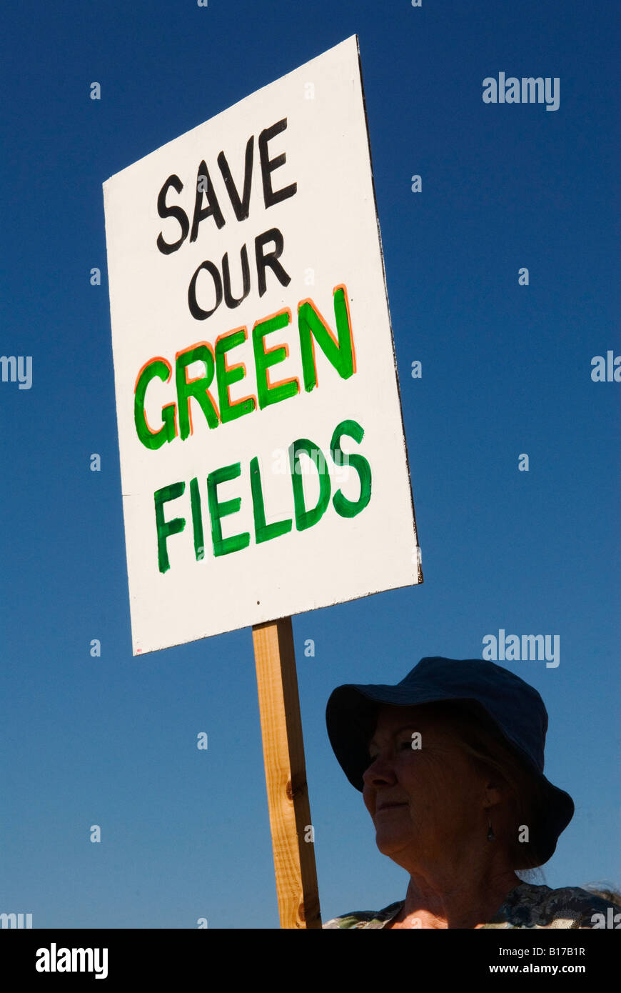 Protesttreffen gegen die neue Öko-Stadt schlug eine Erschließung auf Grünfläche auf Ackerland bei Ford West Sussex UK 2008 2000er HOMER SYKES vor Stockfoto