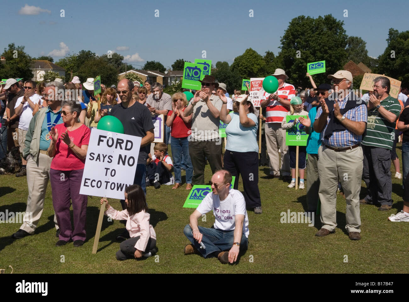 New Town UK Protest, Dorfgemeinde protestierte gegen eine neue Stadt auf Greenfield-Gelände bei Ford West Sussex UK 2008 2000s HOMER SYKES Stockfoto