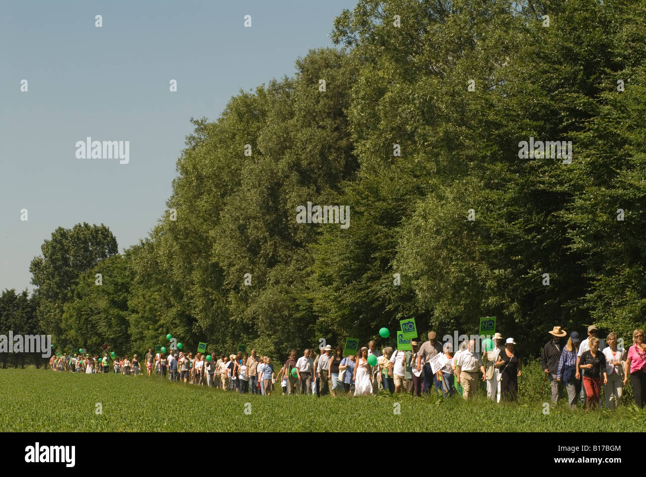 Die ländliche Gemeinschaft hat sich zusammengeschlossen, um gegen die geplante neue Öko-Stadtentwicklung zu protestieren und die ländlichen Werte Englands zu schützen. Ford, West Sussex 2008 2000er Stockfoto