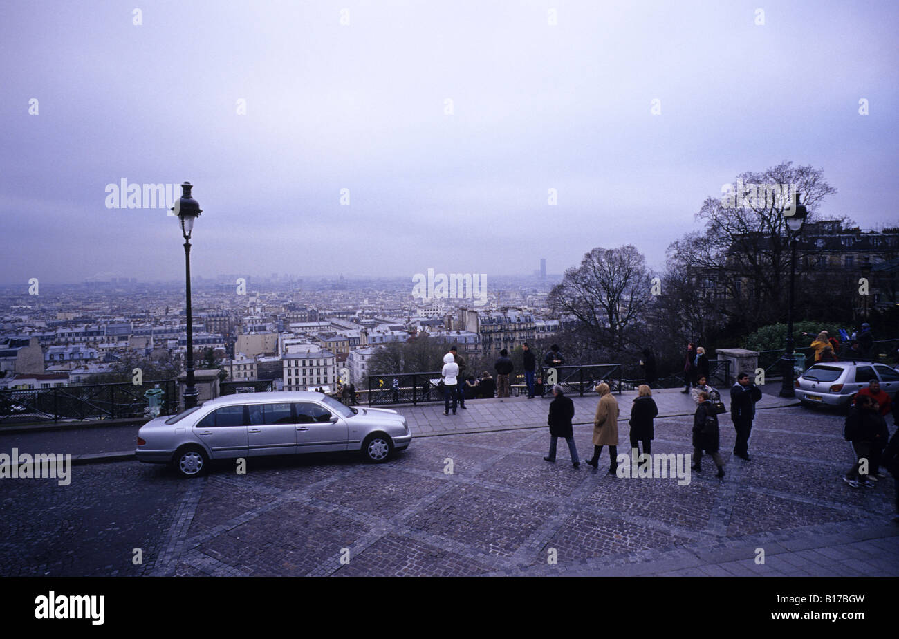 Paris Sacre Coeur Hügel mit Mercedes limousine Stockfoto