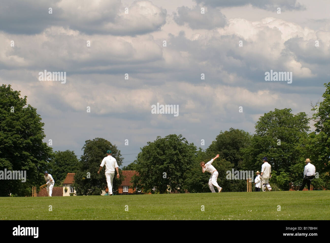 Cricket-Spiel im Dorf. Wisborough Green, West Sussex 2008 2000er UK HOMER SYKES Stockfoto