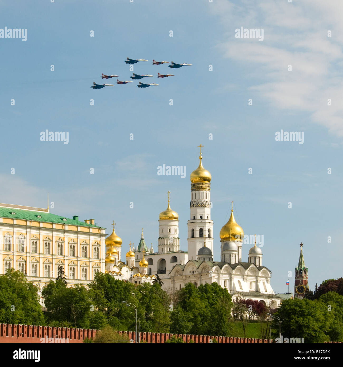 Russische "Mauersegler" und "Russian Knights" fliegen in Formation über den Kreml Kathedrale Kuppeln, Moskau Siegesparade, 9. Mai 2008 Stockfoto
