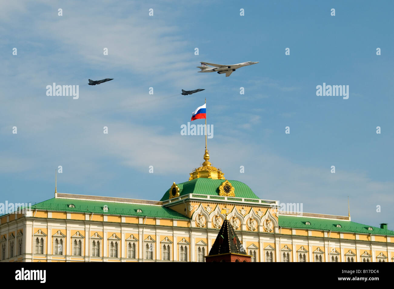 Russische Tu-160-Langstrecken-Bomber fliegt über den Grand Kremlin Palace, Moskau Siegesparade, 9. Mai 2008 Stockfoto