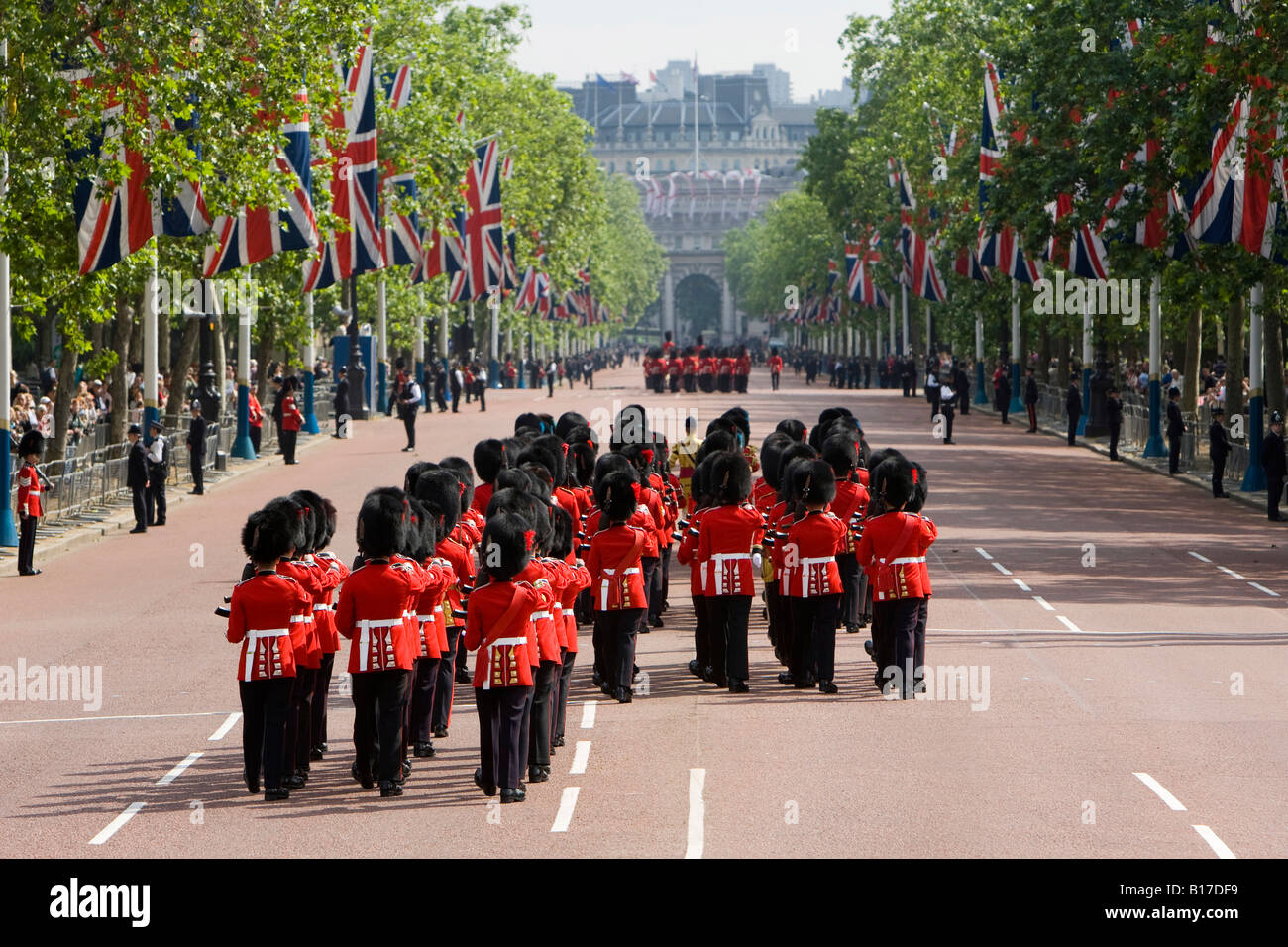 Die Garde Regiment marschieren hinunter die Flagge ausgekleidet Mall in London Stockfoto